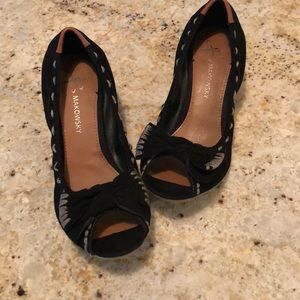 B Makowsky Whipstitched Bow pumps